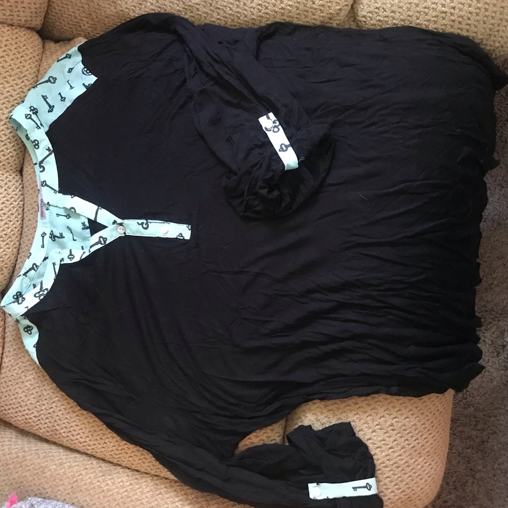 Long sleeve black top w/key design